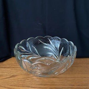 Elegant Leaf Design Glass Bowl