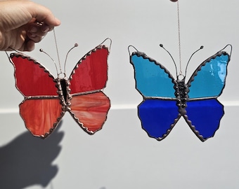 Acchiappasole a forma di farfalla in vetro colorato su misura: opera d'arte artigianale per finestre.