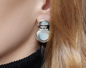 Elegant handmade earrings in sterling silver 925 with Mother of pearl gemstone