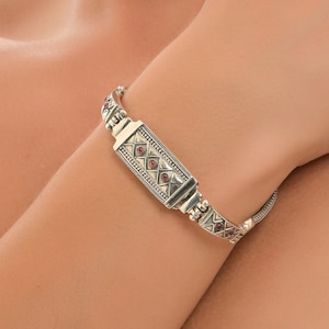 Pulsera de estilo bizantino en plata de ley 925 con piedra preciosa de granate / Joyería de museo / Grecia antigua / Pulsera hecha a mano / Arte de lujo / Granate