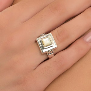 Handgefertigter Ring in modernem Design aus Sterlingsilber 925 mit Perlmutt Edelstein