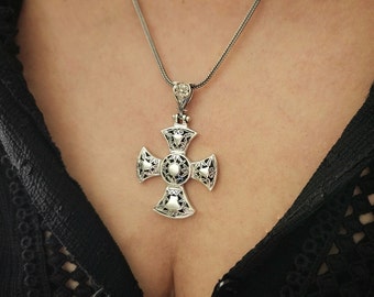 Colgante de cruz hecho a mano en plata maciza con perforaciones bizantinas.