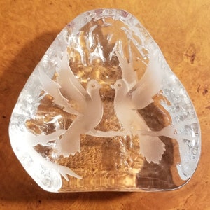 Vintage GLASS PAPERWEIGHT Doves or Lovebirds,  Clear Glass Paperweight .  4&quot; Tall. Free Gift Wrapping