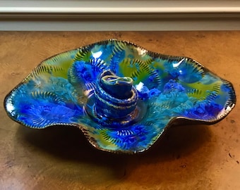 Cerámica de estudio vintage con esmalte cristalino, firmada por Schurn, pieza central macrocristalina azul verdosa, bandeja de cerámica con roseta en el centro.