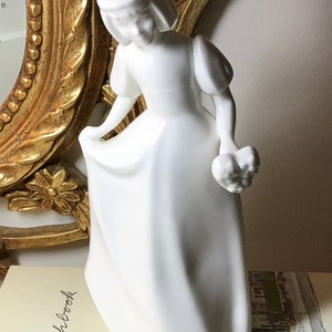 Vintage Royal Doulton Bridesmaid Porzellanfigur aus dem Jahr 1990. Nummer HN 3280 entworfen von Robert Tabbenore.