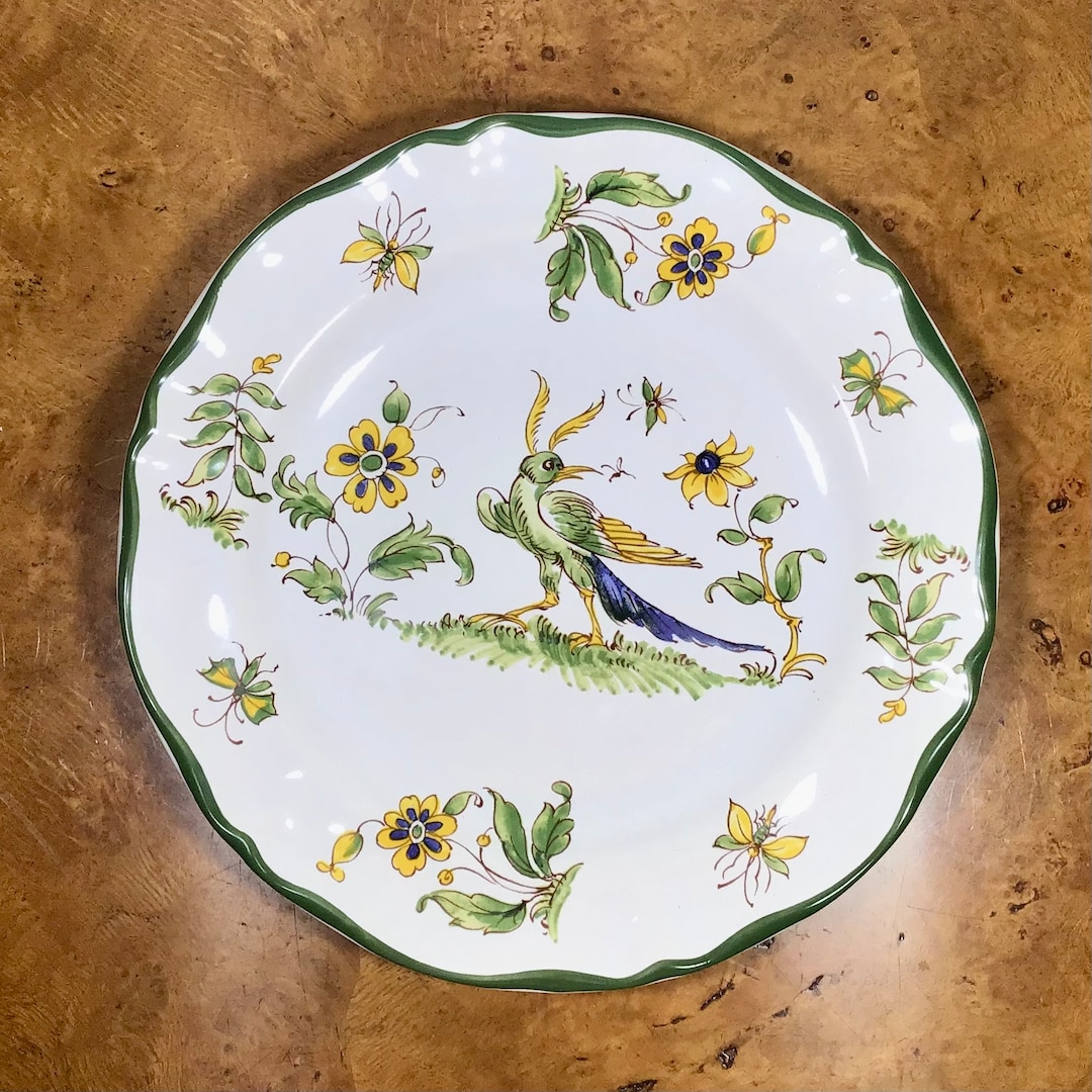 Varages France Vieux Provence Plate, Bird and Floral Design With Scalloped Green Border. 8.25
