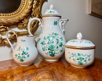 Kawiarka Oscar Schaller „Meissen Jade” o średnicy 9 cali, z zestawem do cukru i śmietanki w doskonałym stanie antycznym/zabytkowym. Wykonana w latach 1918–1950.