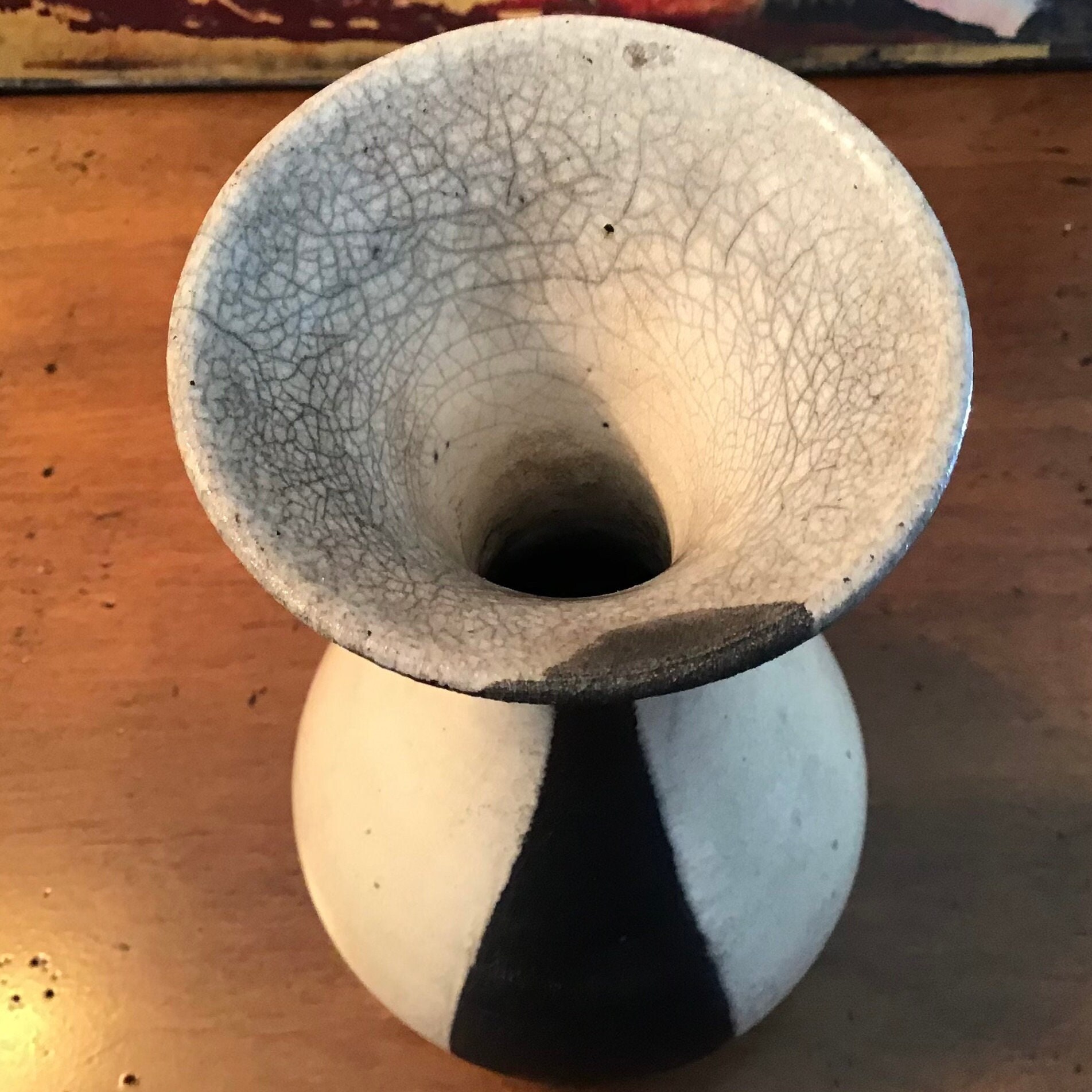 陶器製 花瓶 黒とクリーム色 ヴィンテージ楽焼花瓶 - 黒とクリーム色の陶器製容器、手作りの質感の