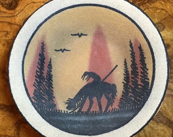 Navajo Sand Art Bowl, vintage. 'End of the Trail' in de stijl van Navajo Virginia Tyler, die bekend staat om haar Navajo Sand Paintings. Jaren 70