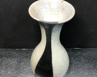 昭和　レトロ　ビンテージ　陶器製のクリーム色の花瓶 ヴィンテージ楽焼花瓶 - 黒とクリーム色の陶器製容器、手作りの質感の