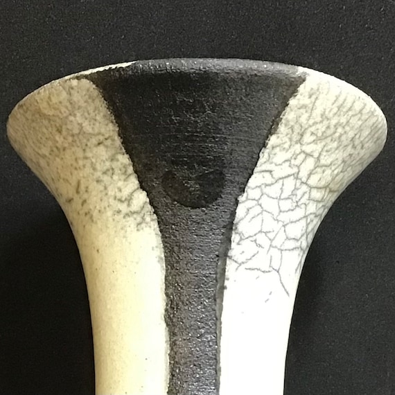 陶器製 花瓶 黒とクリーム色 ヴィンテージ楽焼花瓶 - 黒とクリーム色の陶器製容器、手作りの質感の