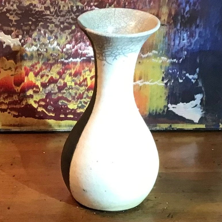 ヴィンテージ楽焼花瓶 - 黒とクリーム色の陶器製容器、手作りの質感の