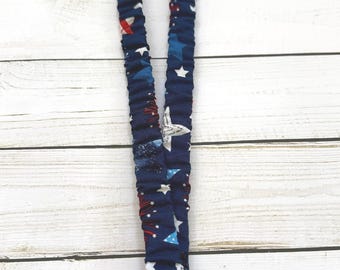 Cordón con scrunchie, cordón rojo, blanco y azul, cordón con estrellas azules, cordón para profesor, portatarjetas de identificación
