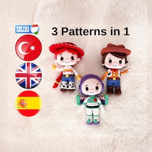 Puede incluir: Tres figuras de juguete de ganchillo de personajes de una popular película de animación. Las figuras incluyen una vaquera con sombrero rojo, un vaquero con sombrero marrón y un guardabosques espacial. También se ve el texto "3 Patterns in 1".