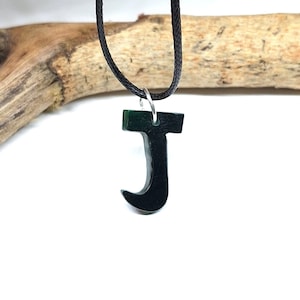 Colar de letra 'J' de malaquita natural, colar de cordão de couro, colar de cordão feito à mão, pedra preciosa de malaquita, pingente de alfabeto J, presente para ela,
