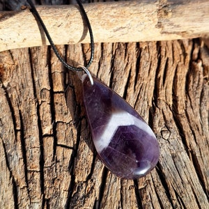 Natürliche Amethyst Lederband Halskette, handgemachte Kordelhalskette, Lila Edelstein, Amethyst Stein an Kordel, moderner Schmuck, Balance, minimalistisch,