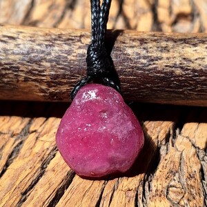 Collier en rubis brut naturel, collier en cordon de cuir, pierre de naissance de juillet, rubis sur cordon, collier délicat en cristal, collier en cordon brut, minimaliste