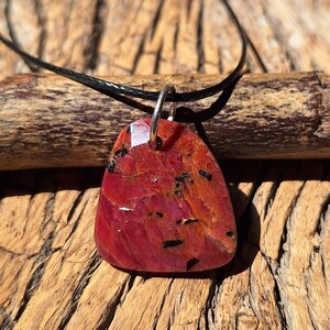 Halsband med naturlig rubin och rosenskuren sten, juli födelsesten, halsband med naturlig rubin och lädersnöre, naturlig rosenskuren rubinsten, läkning, anpassad längd,