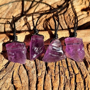 Natürliche rohe Amethyst-Schwarz-Lederschnur-Halskette, Februar Geburtsstein, purpurroter Edelstein, natürlicher rauer Amethyst auf Schnur, Balance, Minimalist,