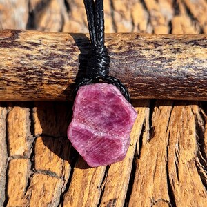 Collana con rubino grezzo naturale e cordino in pelle nera, pietra portafortuna di luglio, rubino grezzo naturale su cordino, gemma rossa, collana fatta a mano, equilibrio, minimalista