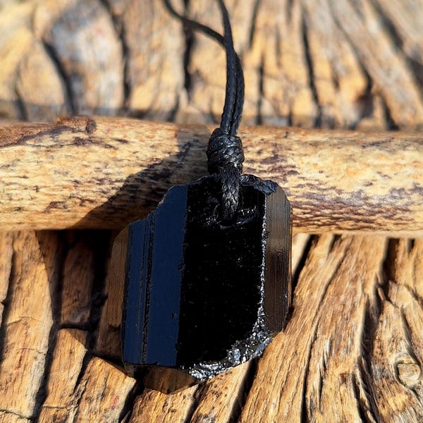 Collar de turmalina negra natural en bruto, cordón de cuero, piedra preciosa negra, cristaloterapia, protección, longitud personalizada, minimalista.