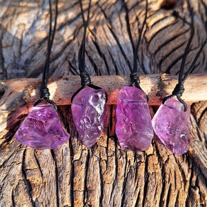 Natürliche rohe Amethyst-Schwarz-Lederschnur-Halskette, Februar Geburtsstein, purpurroter Edelstein, natürlicher rauer Amethyst auf Schnur, Balance, Minimalist,