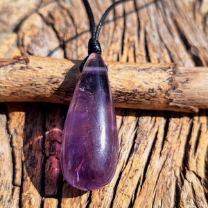 Natürliche Amethyst Teardrop schwarze Lederschnur Halskette, Februar Geburtsstein, Amethyst Anhänger, natürlicher Amethyst Teardrop auf Schnur, Minimalist,