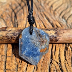 Può includere: Un tagliere in legno fatto a mano con finitura naturale. La tavola presenta un bordo vivo su un lato e misura circa 45 cm di lunghezza, 30 cm di larghezza e 2,5 cm di spessore.