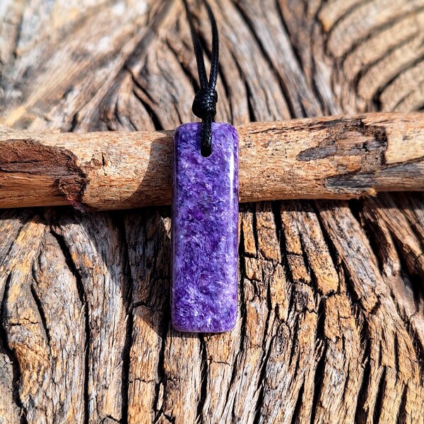 Natuurlijke zeldzame Charoite Stick hanger, lederen koord ketting, Cabochon Koord Ketting, Handgemaakte sieraden, paarse edelsteen, Kristallen ketting,