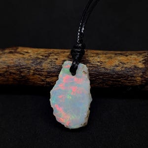 Natürliche äthiopische weiße Opal-Halskette, Lederband-Halskette, Oktober Geburtsstein, Multi-Feuer, Opal-Rohedelstein-Anhänger, Opal auf Schnur,