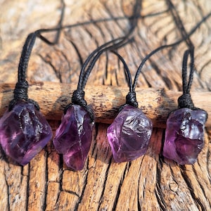Natürliche rohe Amethyst-Schwarz-Lederschnur-Halskette, Februar Geburtsstein, purpurroter Edelstein, natürlicher rauer Amethyst auf Schnur, Balance, Minimalist