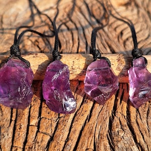 Natürliche rohe Amethyst-Schwarz-Lederschnur-Halskette, Februar Geburtsstein, purpurroter Edelstein, natürlicher rauer Amethyst auf Schnur, Balance, Minimalist
