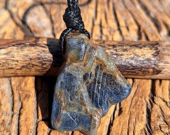 Collar grande de zafiro azul en bruto, collar de cordón de cuero, piedra natal de septiembre, gema azul, zafiro natural en bruto en cordón, longitud ajustable