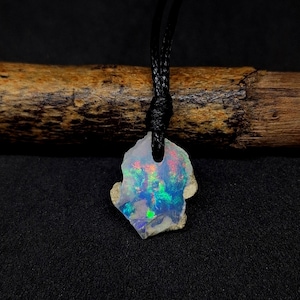 Natürliche äthiopische weiße Opal-Halskette, Lederband-Halskette, Oktober Geburtsstein, Multi-Feuer, Opal-Rohedelstein-Anhänger, Opal auf Schnur,