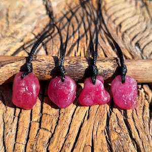 Collar de rubí natural en bruto, collar con cordón de cuero, piedra natal de julio, rubí en cordón, delicado collar de cristal, rubí perforado, minimalista.