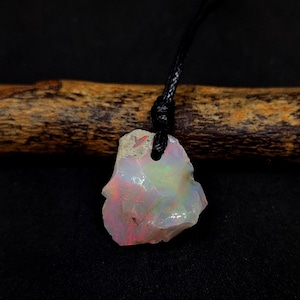 Weißer Opal Rohstein Halskette, Lederband Halskette, Oktober Geburtsstein, Multi Feuer, Opal Rohedelstein Anhänger, Opal Rohedelstein, minimalistisch