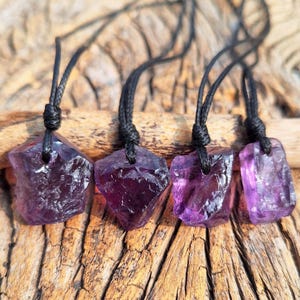 Natürliche rohe Amethyst-Schwarz-Lederschnur-Halskette, Februar Geburtsstein, purpurroter Edelstein, natürlicher rauer Amethyst auf Schnur, Balance, Minimalist