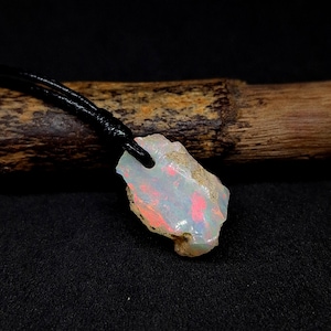 Natürliche äthiopische weiße Opal-Halskette, Lederband-Halskette, Oktober Geburtsstein, Multi-Feuer, Opal-Rohedelstein-Anhänger, Opal auf Schnur,