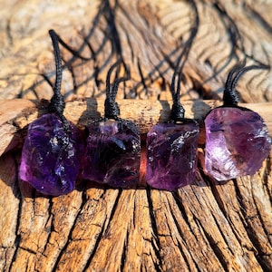 Natürliche rohe Amethyst-Schwarz-Lederschnur-Halskette, Februar Geburtsstein, purpurroter Edelstein, natürlicher rauer Amethyst auf Schnur, Balance, Minimalist