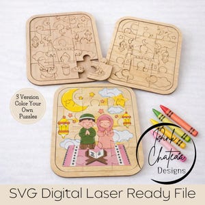 Op de afbeelding: Houten legpuzzels met islamitische ontwerpen. Eén puzzel is in elkaar gezet, met een jongen en een meisje die bidden op een gebedskleed. Twee andere puzzels tonen moskee- en maanontwerpen. De afbeelding bevat kleurpotloden en de tekst "3 Version Color Your Own Puzzles".