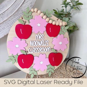 Größenverstellbarer Lehrername Klassenzimmer Willkommensschild | Apfel Blumenkranz | SVG-Schnittdatei | Glowforge & Lightburn getestet | Holz Laser Digitale Datei