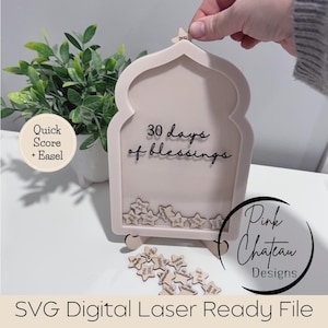 Puede incluir: Un marco de madera rosa claro con el texto "30 días de bendiciones" y fichas en forma de estrella. El marco tiene una forma de arco decorativa e incluye el texto "Quick Score + Easel" y "SVG Digital Laser Ready File".