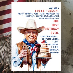 Carta stampabile di Trump da cowboy, biglietto di auguri di buon compleanno, carta Trump, divertente meme di Trump, biglietto di auguri di Trump per la mamma, biglietto di torta di compleanno per lei