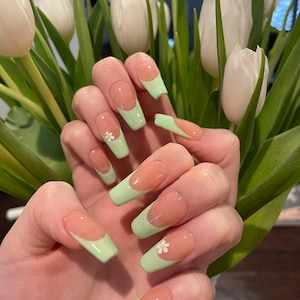 Green French Tip Flower Press On Nails ||