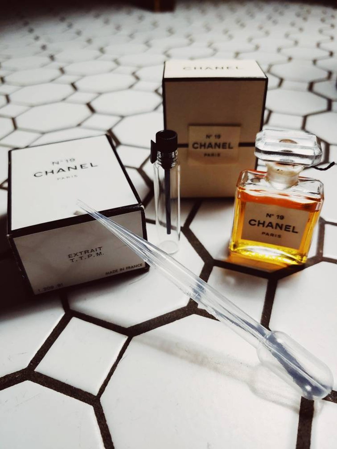 Vintage 1975 Chanel No 19 Parfum 1ml Oz Travel - Etsy Vintage 1975 Chanel No 19 Parfum 1ml Oz Travel - Etsy
