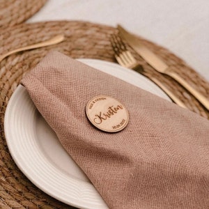 noms de lieux en bois mariage | marque-places | réception et ainsi de suite. bois de bouleau gravé et découpé au laser