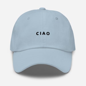 K&ouml;nnte beinhalten: Eine hellblaue Baseballkappe mit dem Wort "CIAO" in Schwarz auf der Vorderseite gestickt.