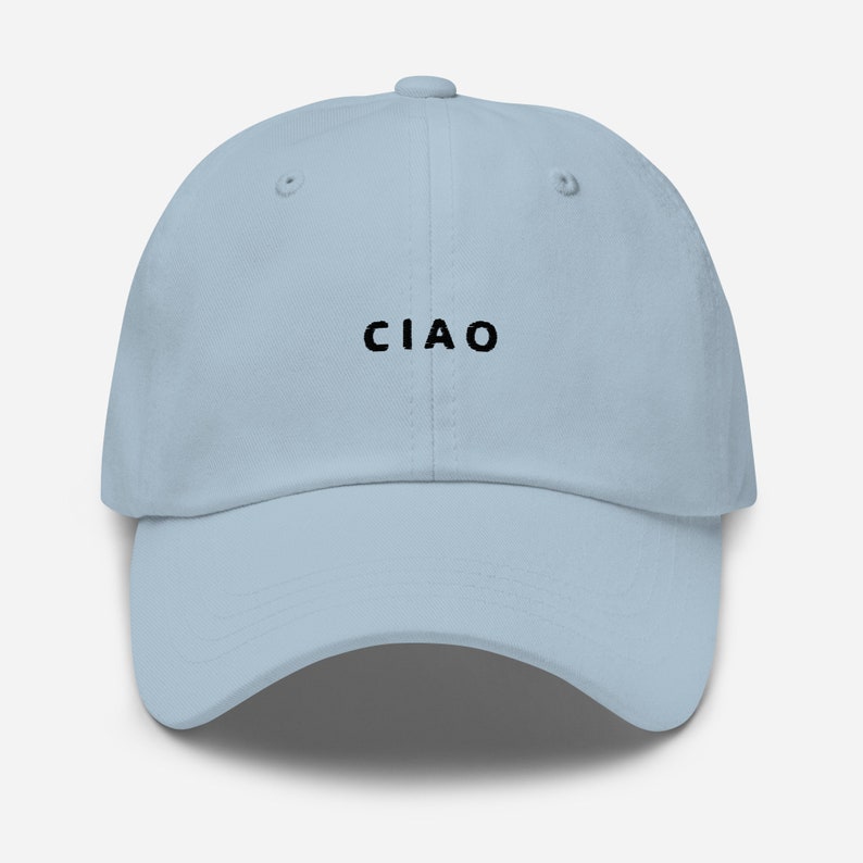 K&ouml;nnte beinhalten: Eine hellblaue Baseballkappe mit dem Wort "CIAO" in Schwarz auf der Vorderseite gestickt.