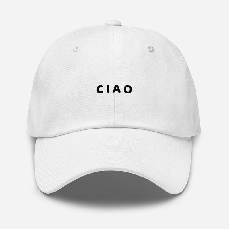 K&ouml;nnte beinhalten: Eine wei&szlig;e Baseballkappe mit dem Wort "CIAO" in schwarzen Buchstaben auf der Vorderseite.