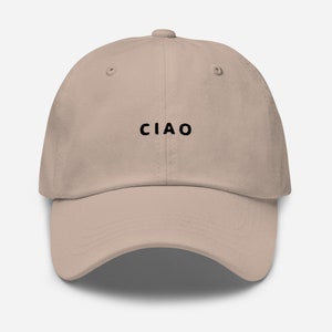 K&ouml;nnte beinhalten: Eine beige Dad Cap mit schwarzem Sticktext, der "CIAO" lautet.